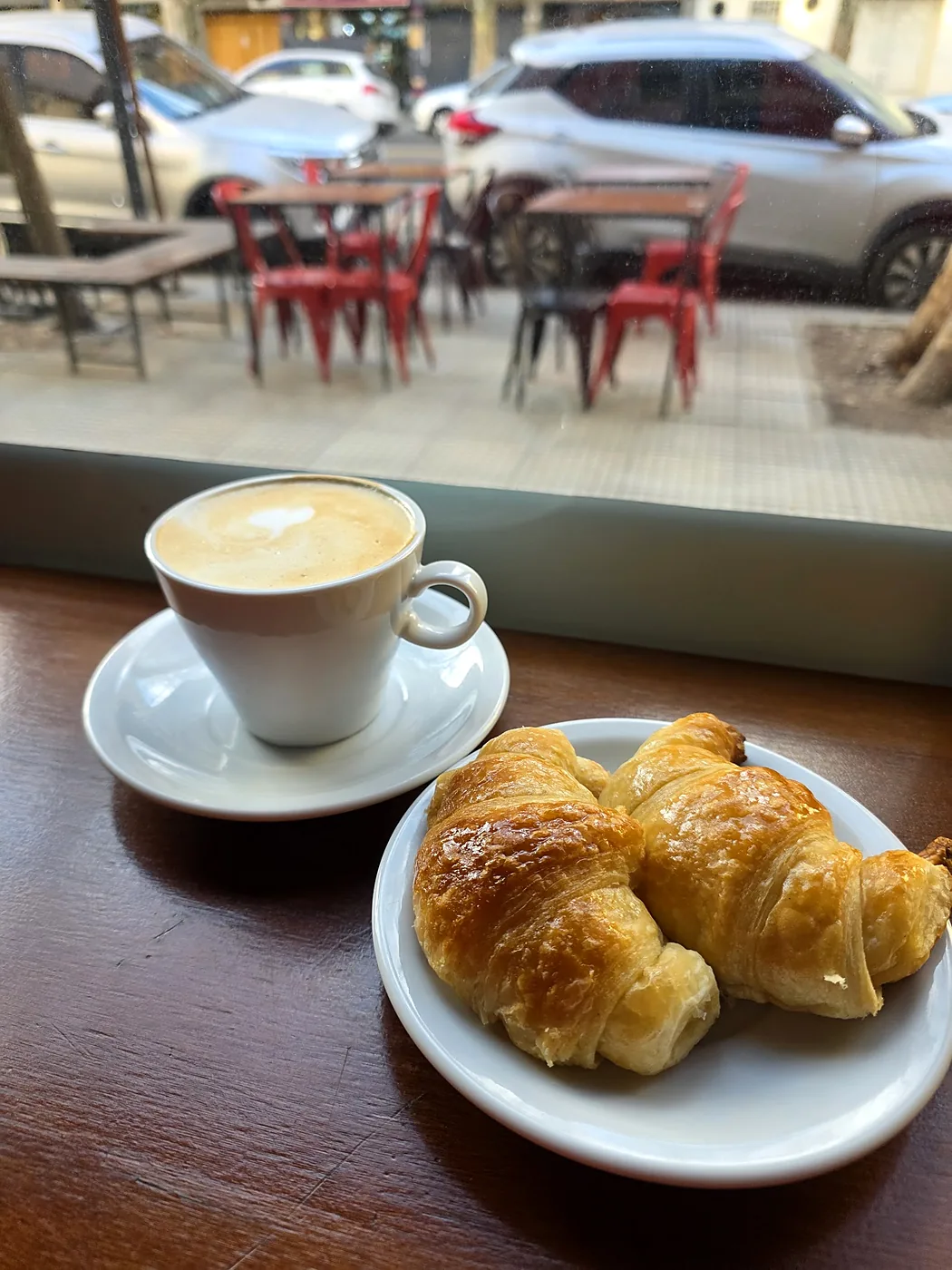 Café con leche junto a la ventana