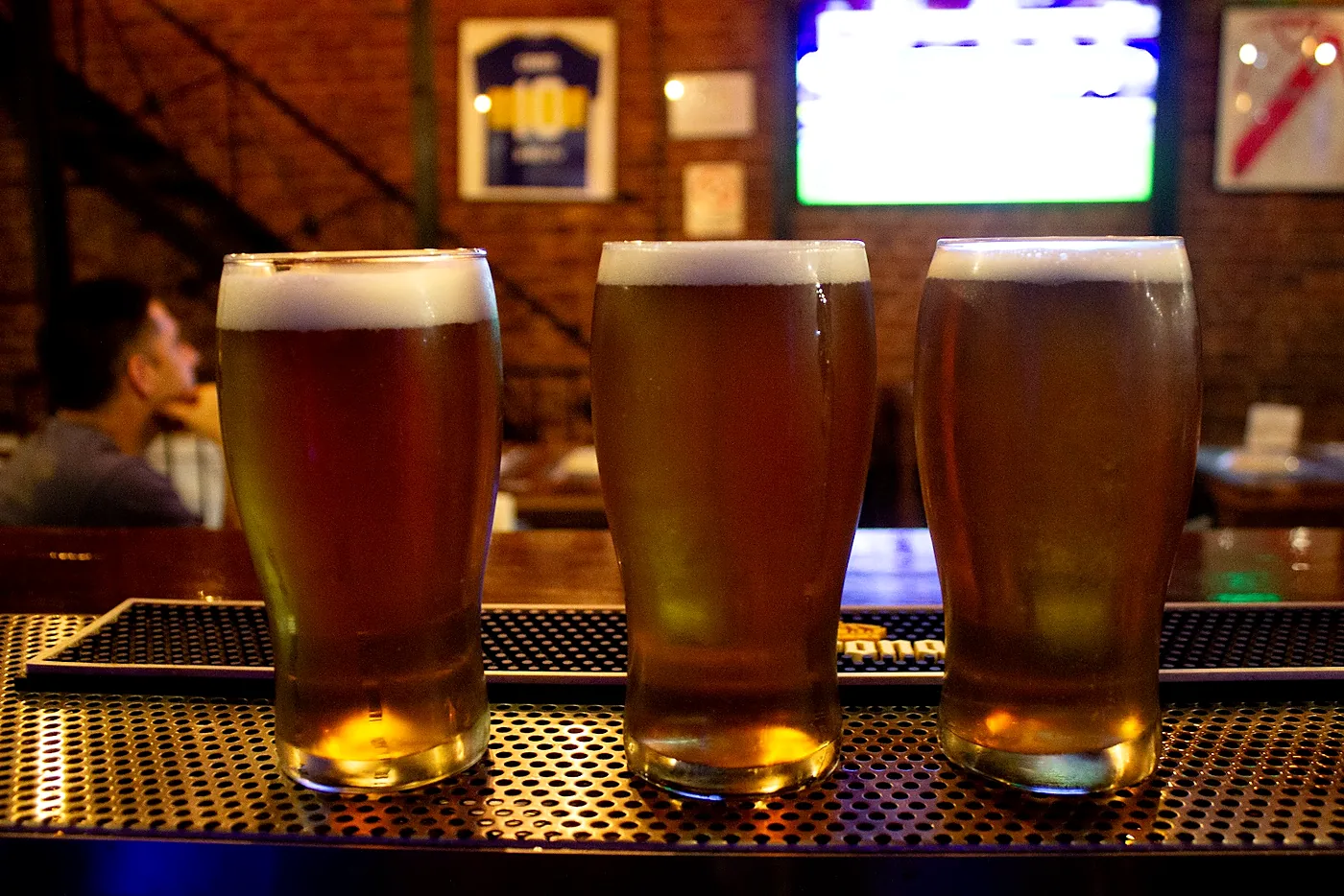 Tres cervezas en la barra