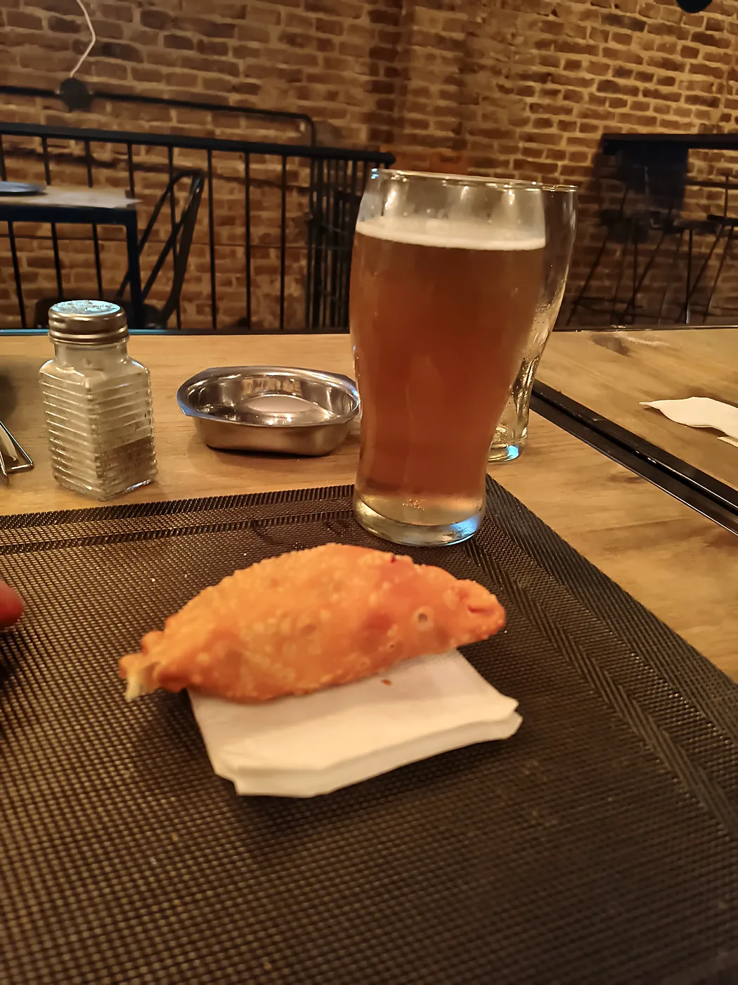 Empanada frita con cerveza