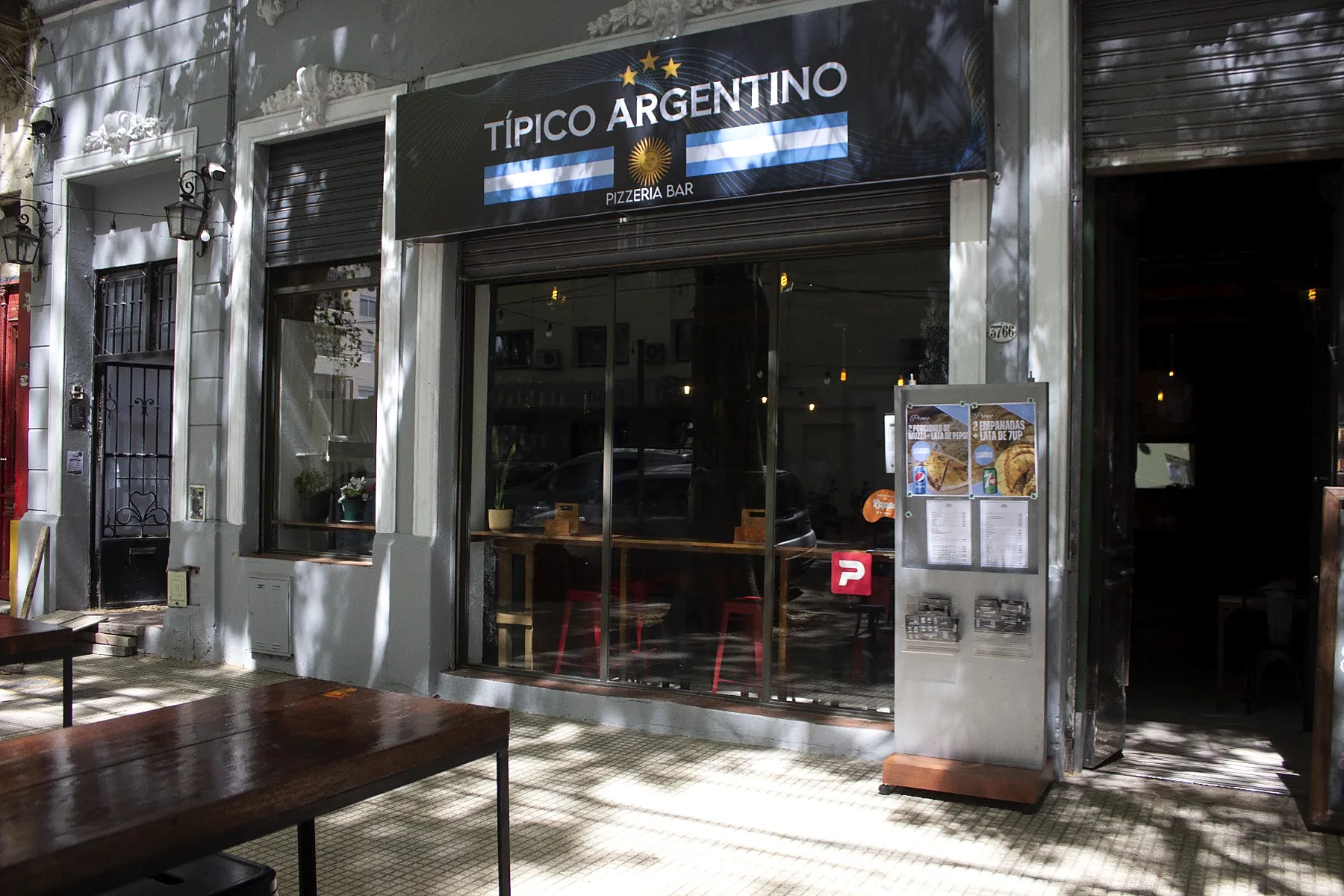 La fachada de día