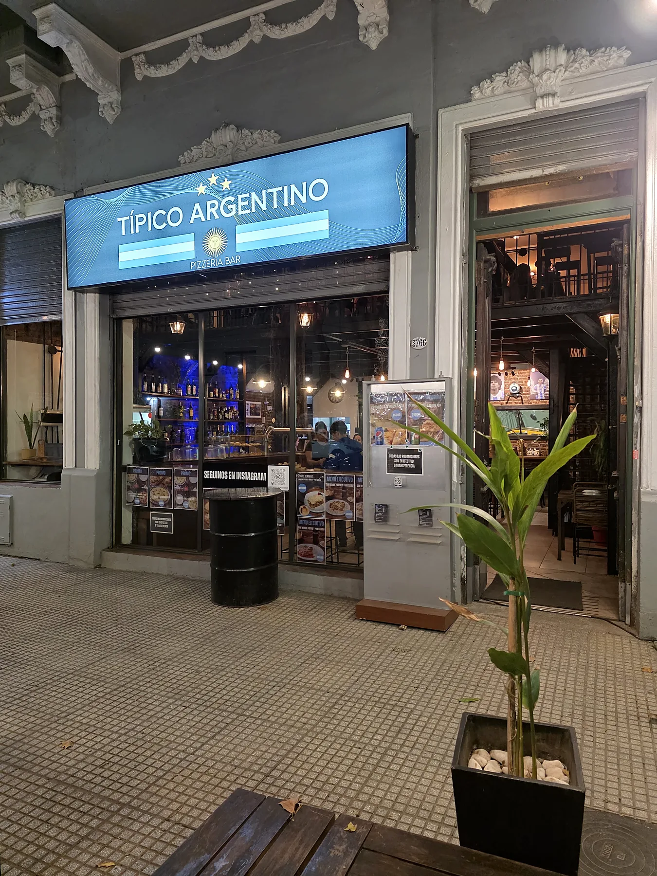 La fachada de noche