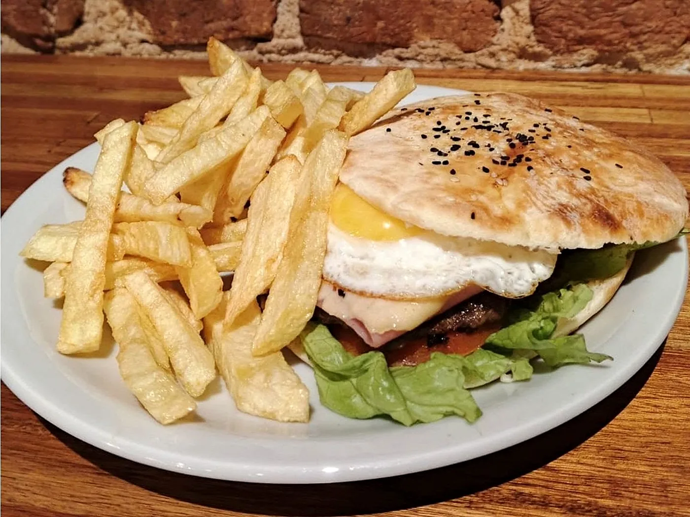 Hamburguesa completa con papas fritas