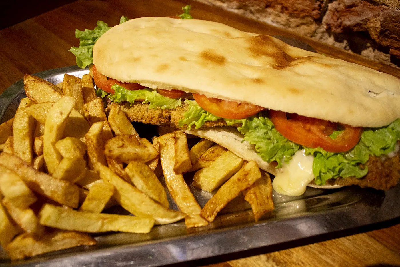 Súper sándwich de milanesa completo con papas fritas